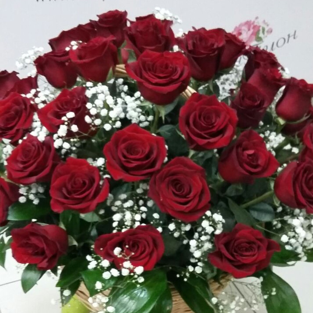 корзина с красными розами